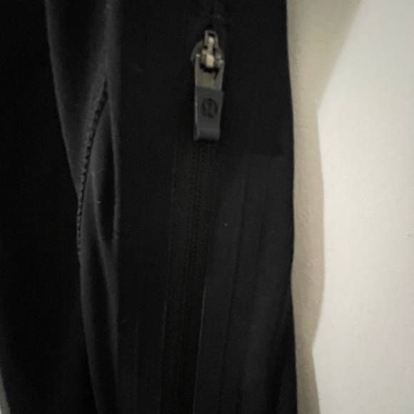 SOLD Lululemon mesh side capri - Picture 6 of 6